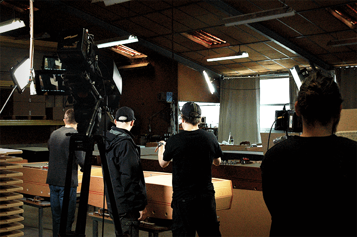 Discovery Channel en tournage chez les baby-foot Sulpie, vue de face