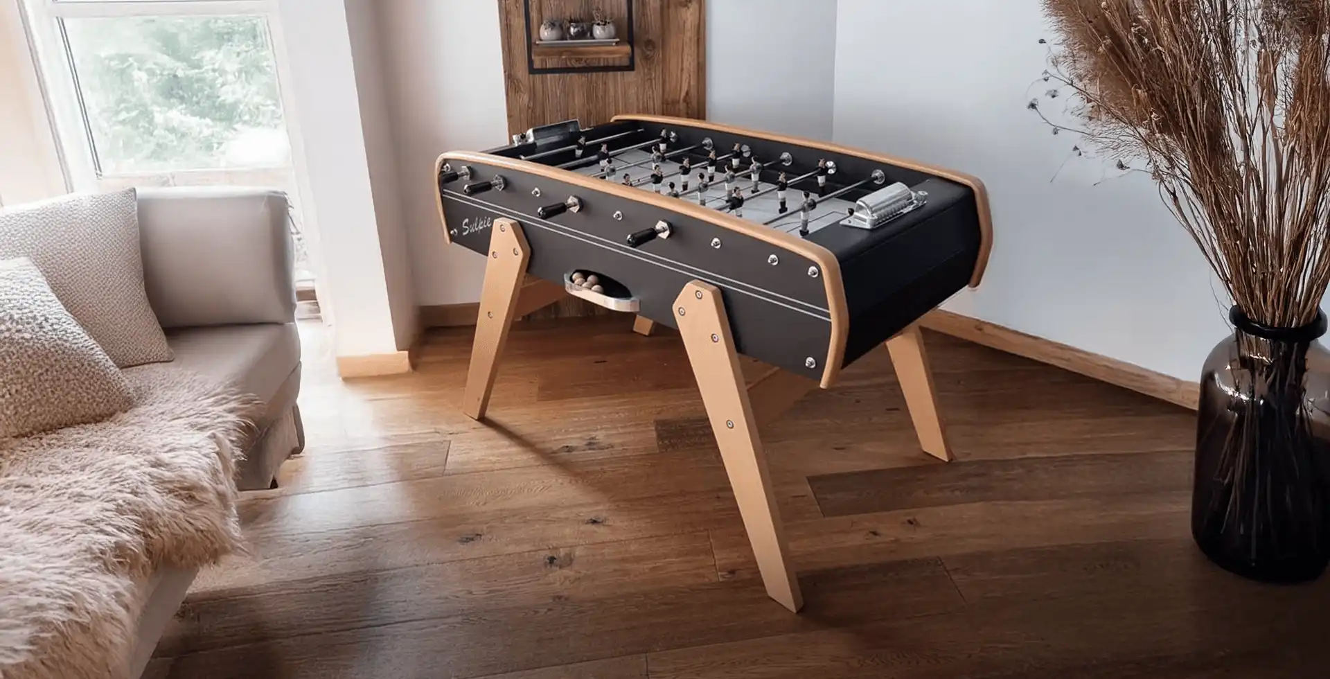 Sulpie Tischfußball in einem zeitgenössischen Wohnraum