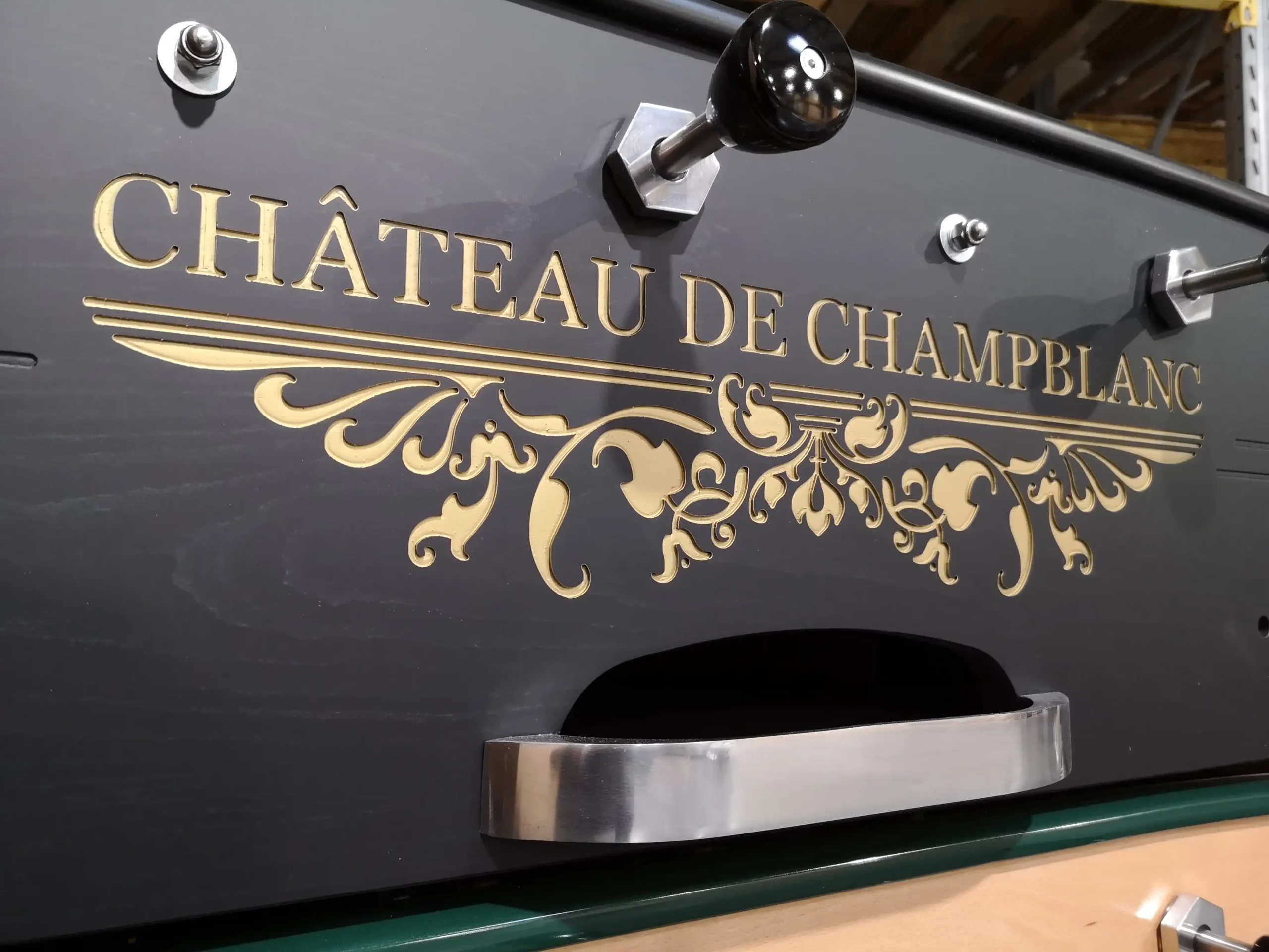 Gravure d'un logo sur les côtés d'un baby-foot Sulpie