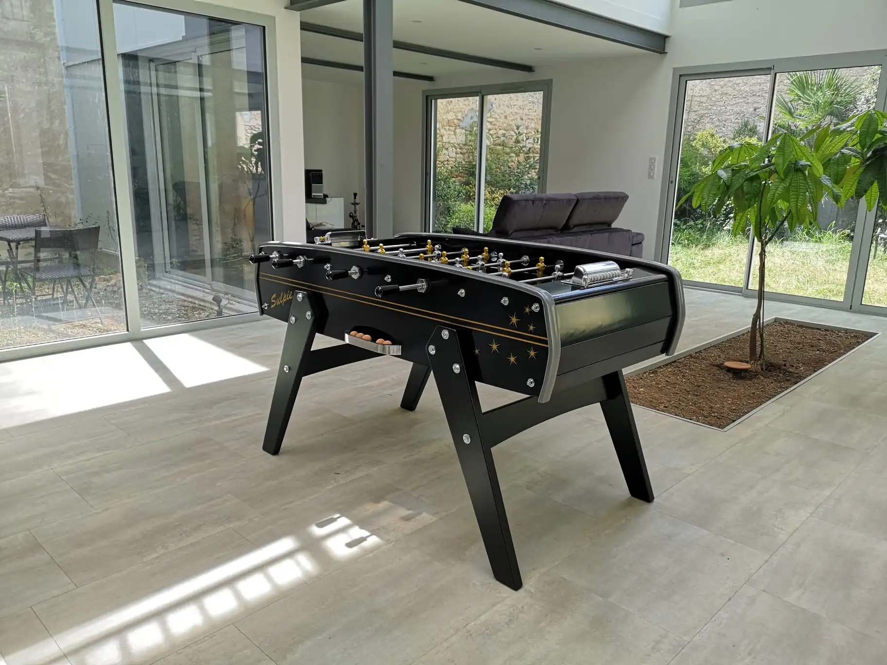 Sulpie Tischfußball in einem zeitgenössischen Wohnraum 03