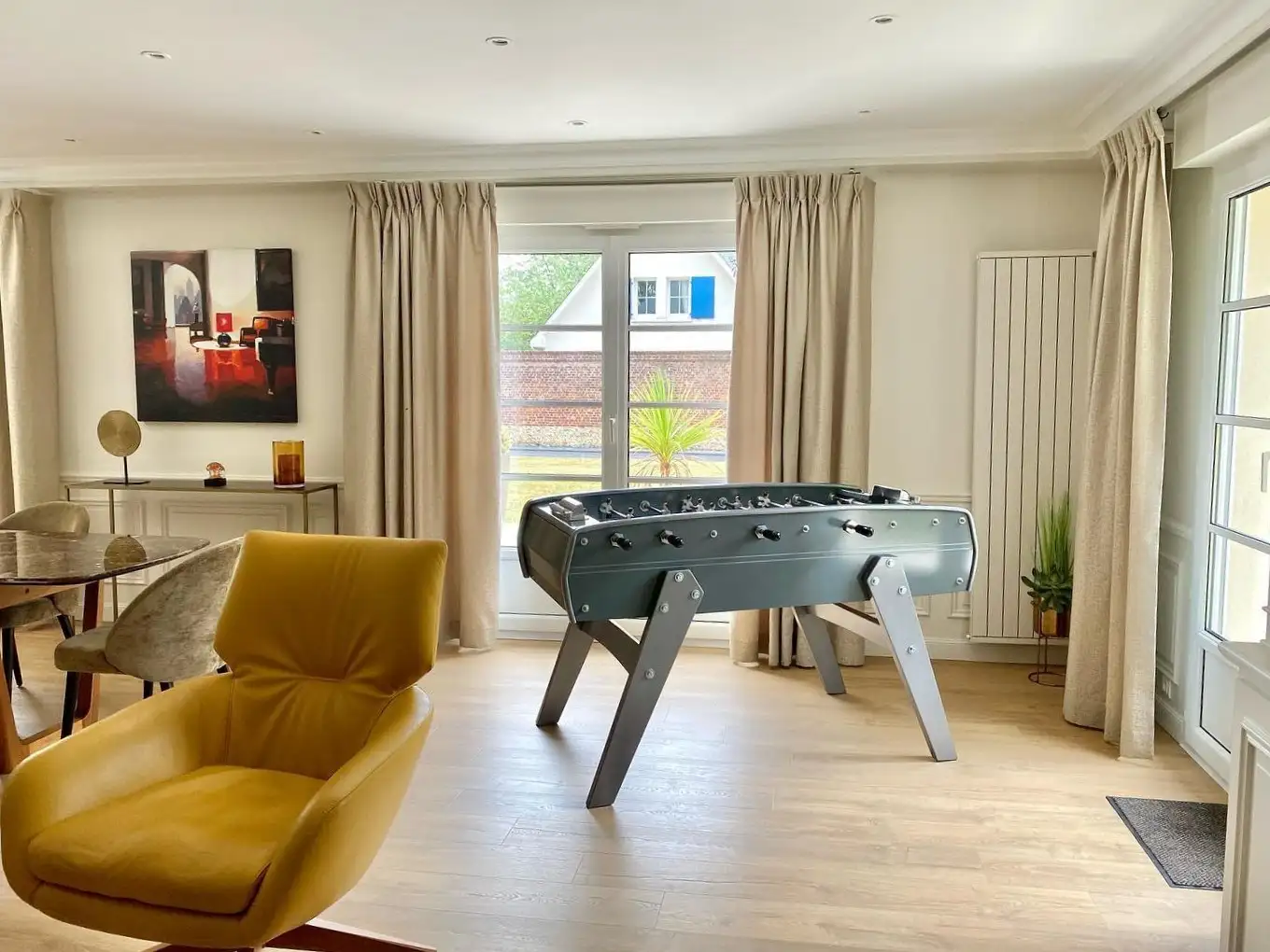 Sulpie Tischfußball in einem zeitgenössischen Wohnraum 02